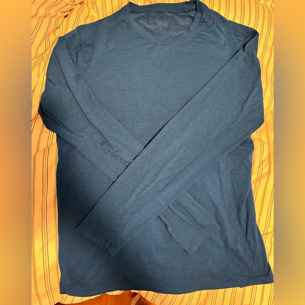 ⭐️⭐️Men’s Lululemon shirt size medium - VERY COMFORTABLE⭐️⭐️ fitted